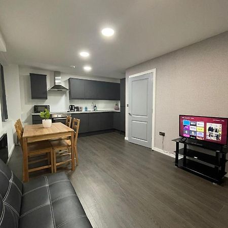 Charming Modern Apartment Near London Heathrow Feltham エクステリア 写真