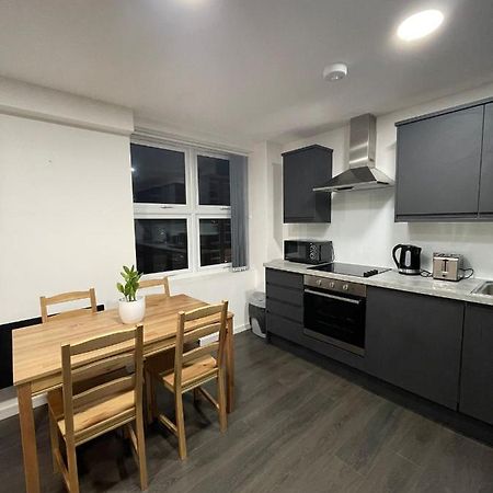 Charming Modern Apartment Near London Heathrow Feltham エクステリア 写真
