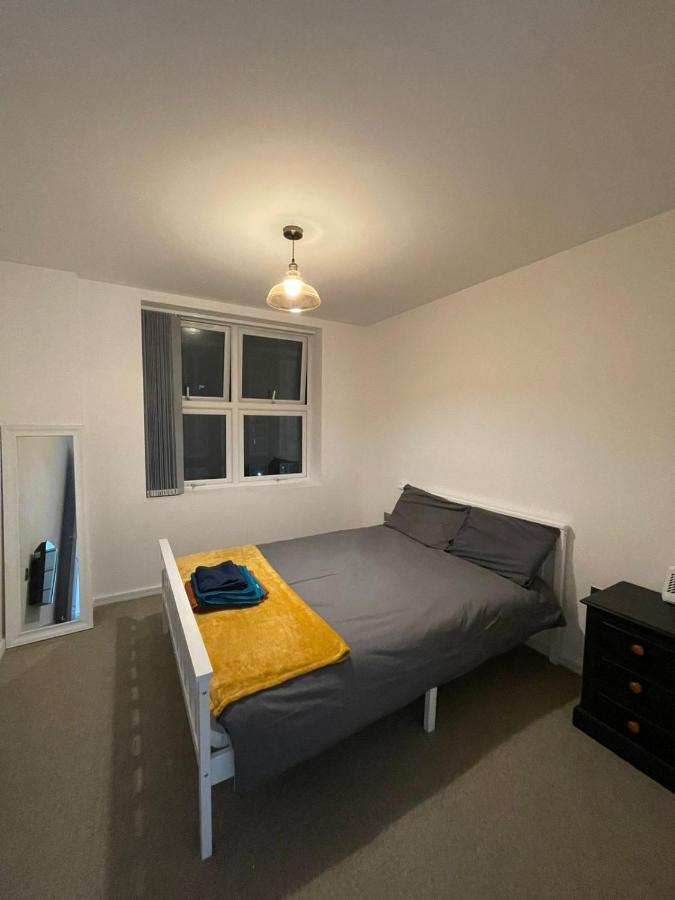 Charming Modern Apartment Near London Heathrow Feltham エクステリア 写真