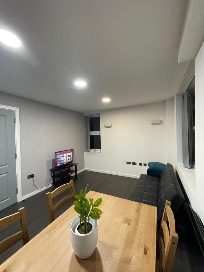 Charming Modern Apartment Near London Heathrow Feltham エクステリア 写真