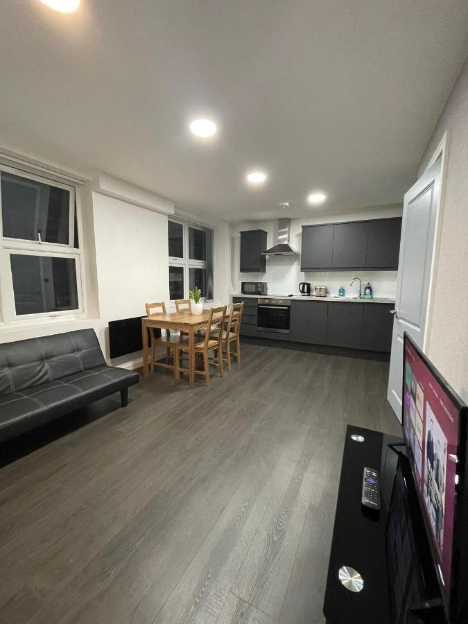 Charming Modern Apartment Near London Heathrow Feltham エクステリア 写真
