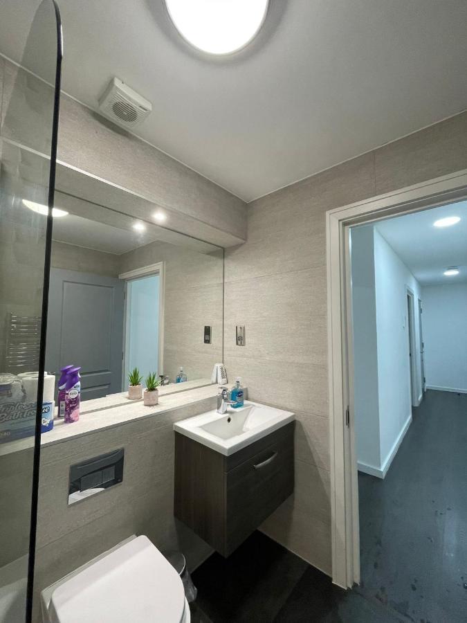 Charming Modern Apartment Near London Heathrow Feltham エクステリア 写真